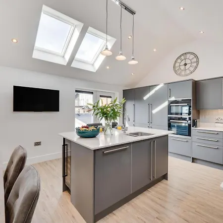 4 Bed In Oc-83250 Holiday home