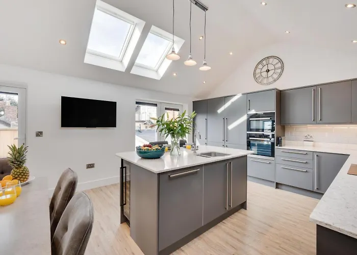 4 Bed In Oc-83250 Holiday home